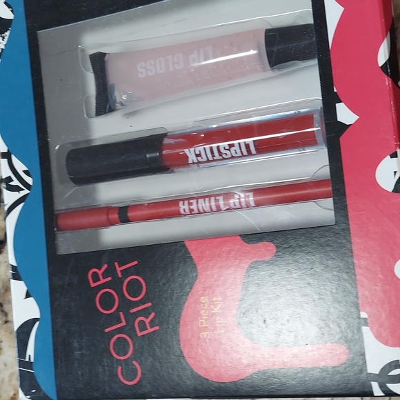 🐈‍⬛🌙Color Riot Three Peice Lip Kit - Picture 4 of 4